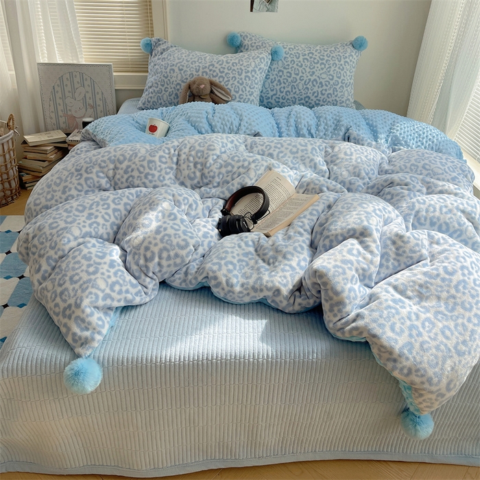 91家纺网 家纺一手货源 找家纺 小叮当家纺仓储工厂店 买家秀 爆款花型2025新款高克重豆豆绒牛奶绒四件套泡芙感床盖套件直播热款 豹纹 蓝