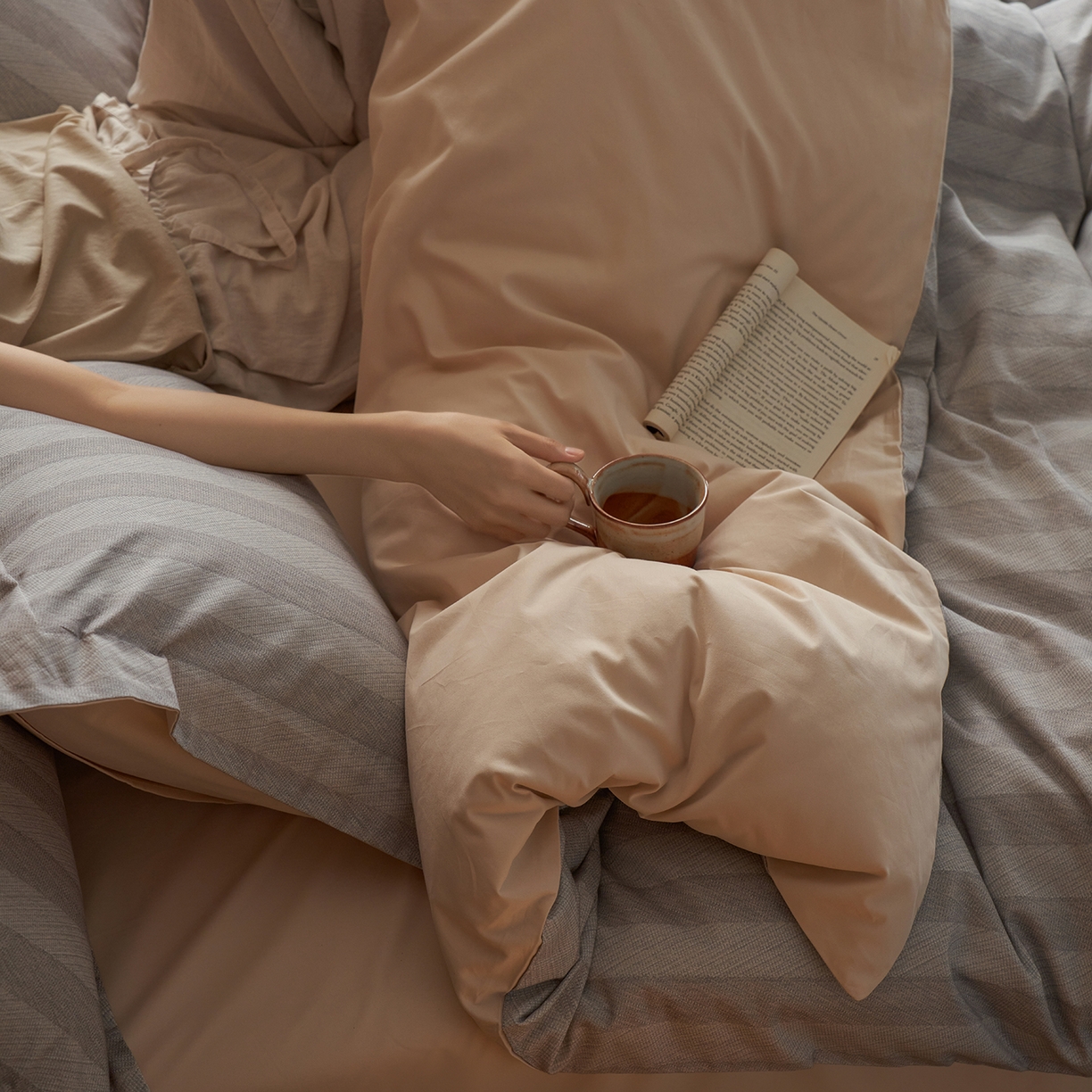 91家纺网 家纺一手货源 找家纺 三味舒屋 2025新款50支全棉印花条纹磨毛四件套-布衣系列 券后（包含优惠券后）不低于289/309元 布衣灰咖