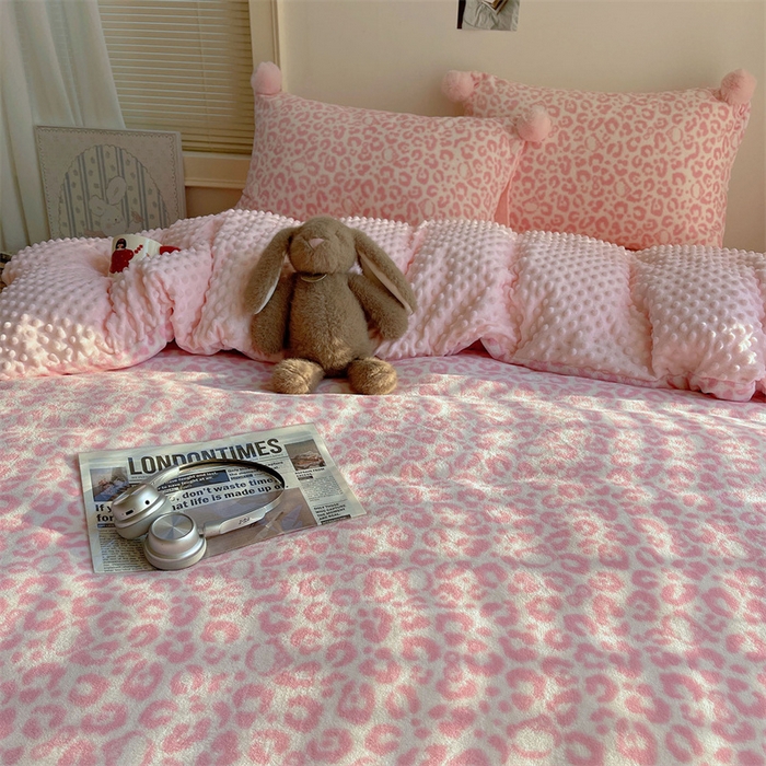 小叮当家纺仓储工厂店 买家秀 爆款花型2025新款高克重豆豆绒牛奶绒四件套泡芙感床盖套件直播热款 甜粉豹纹