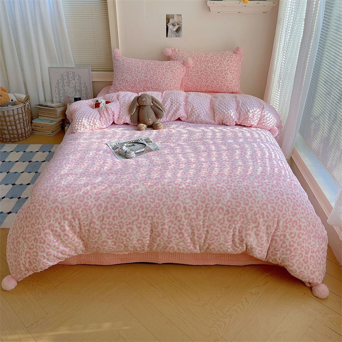 91家纺网 家纺一手货源 找家纺 小叮当家纺仓储工厂店 买家秀 爆款花型2025新款高克重豆豆绒牛奶绒四件套泡芙感床盖套件直播热款 甜粉豹纹