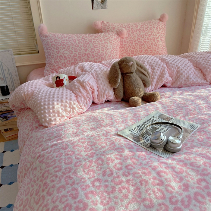 91家纺网 家纺一手货源 找家纺 小叮当家纺仓储工厂店 买家秀 爆款花型2025新款高克重豆豆绒牛奶绒四件套泡芙感床盖套件直播热款 甜粉豹纹