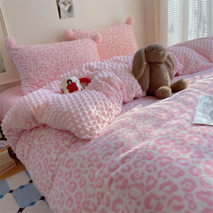 91家纺网 家纺一手货源 找家纺 小叮当家纺仓储工厂店 买家秀 爆款花型2025新款高克重豆豆绒牛奶绒四件套泡芙感床盖套件直播热款 甜粉豹纹