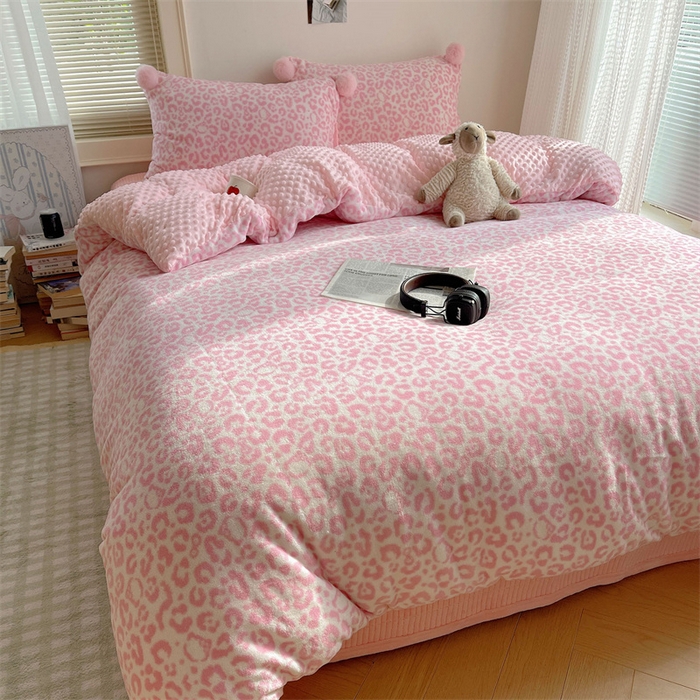 91家纺网 家纺一手货源 找家纺 小叮当家纺仓储工厂店 买家秀 爆款花型2025新款高克重豆豆绒牛奶绒四件套泡芙感床盖套件直播热款 甜粉豹纹