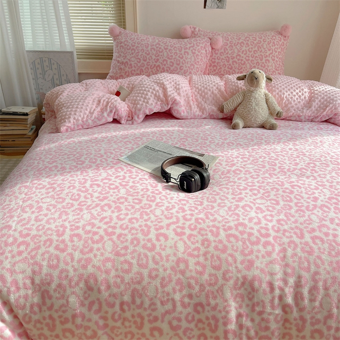 91家纺网 家纺一手货源 找家纺 小叮当家纺仓储工厂店 买家秀 爆款花型2025新款高克重豆豆绒牛奶绒四件套泡芙感床盖套件直播热款 甜粉豹纹