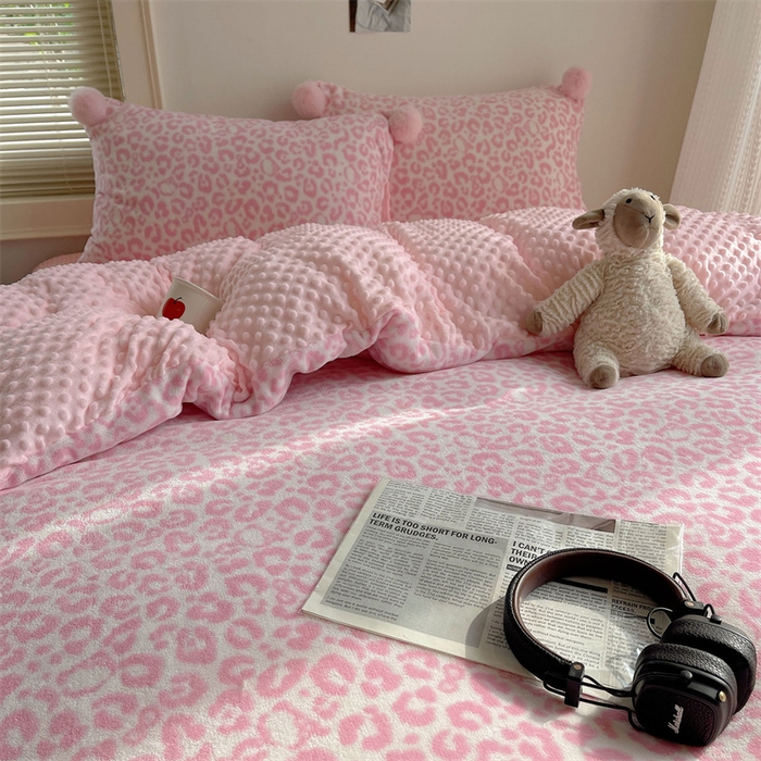 91家纺网 家纺一手货源 找家纺 小叮当家纺仓储工厂店 买家秀 爆款花型2025新款高克重豆豆绒牛奶绒四件套泡芙感床盖套件直播热款 甜粉豹纹