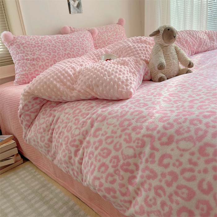 91家纺网 家纺一手货源 找家纺 小叮当家纺仓储工厂店 买家秀 爆款花型2025新款高克重豆豆绒牛奶绒四件套泡芙感床盖套件直播热款 甜粉豹纹