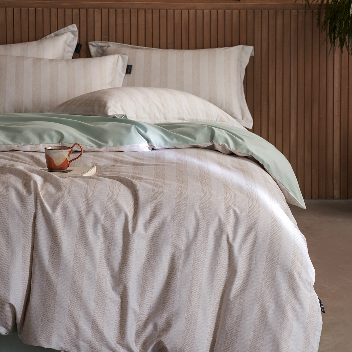 91家纺网 家纺一手货源 找家纺 三味舒屋 2025新款50支全棉印花条纹磨毛四件套-布衣系列 券后（包含优惠券后）不低于289/309元 布衣灰绿