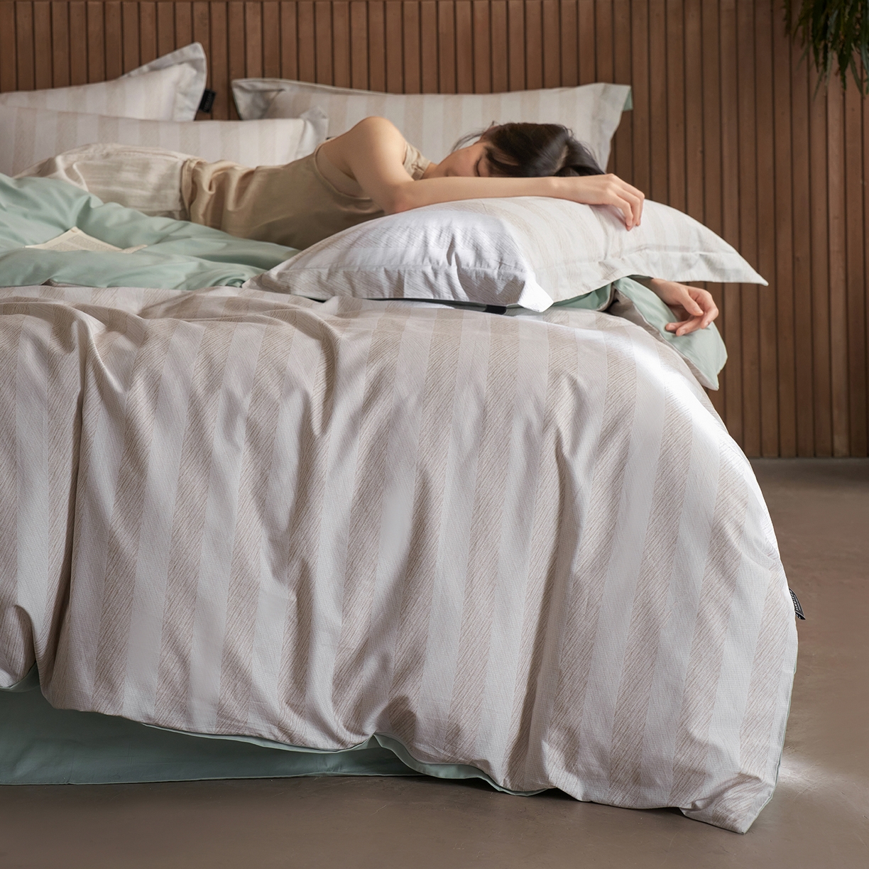 91家纺网 家纺一手货源 找家纺 三味舒屋 2025新款50支全棉印花条纹磨毛四件套-布衣系列 券后（包含优惠券后）不低于289/309元 布衣灰绿