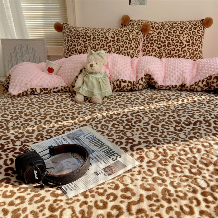 小叮当家纺仓储工厂店 买家秀 爆款花型2025新款高克重豆豆绒牛奶绒四件套泡芙感床盖套件直播热款 甜酷豹纹