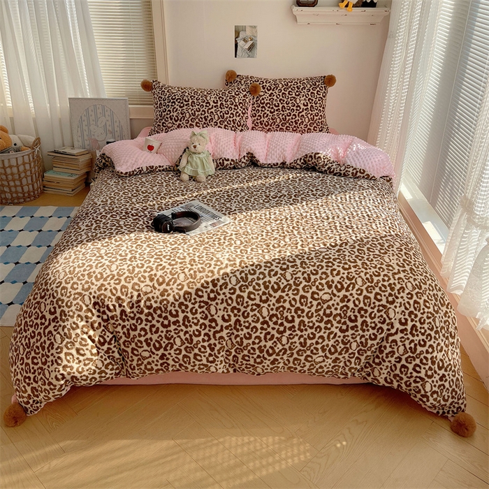 91家纺网 家纺一手货源 找家纺 小叮当家纺仓储工厂店 买家秀 爆款花型2025新款高克重豆豆绒牛奶绒四件套泡芙感床盖套件直播热款 甜酷豹纹