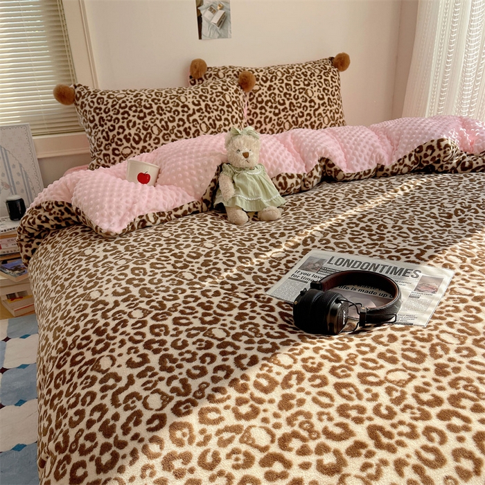 91家纺网 家纺一手货源 找家纺 小叮当家纺仓储工厂店 买家秀 爆款花型2025新款高克重豆豆绒牛奶绒四件套泡芙感床盖套件直播热款 甜酷豹纹