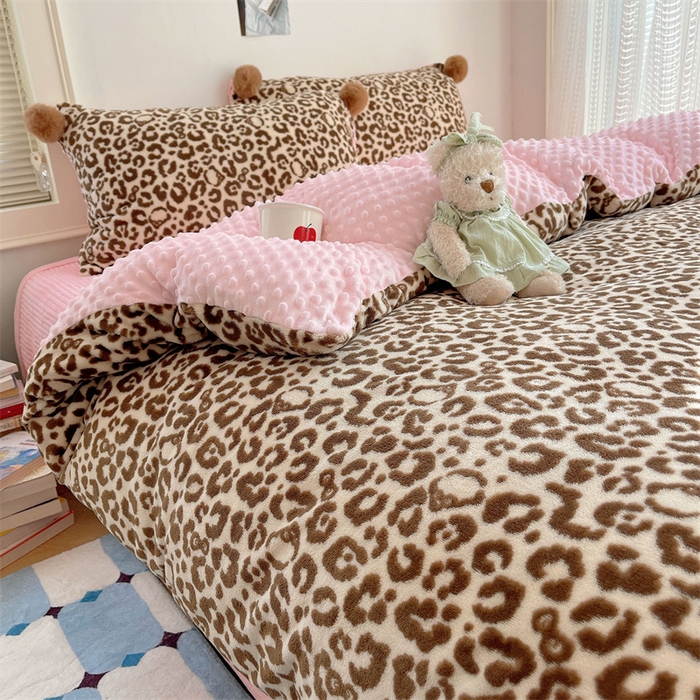 91家纺网 家纺一手货源 找家纺 小叮当家纺仓储工厂店 买家秀 爆款花型2025新款高克重豆豆绒牛奶绒四件套泡芙感床盖套件直播热款 甜酷豹纹