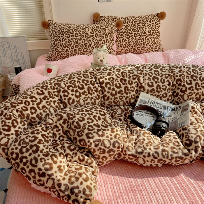 91家纺网 家纺一手货源 找家纺 小叮当家纺仓储工厂店 买家秀 爆款花型2025新款高克重豆豆绒牛奶绒四件套泡芙感床盖套件直播热款 甜酷豹纹