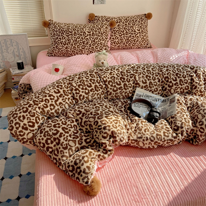 91家纺网 家纺一手货源 找家纺 小叮当家纺仓储工厂店 买家秀 爆款花型2025新款高克重豆豆绒牛奶绒四件套泡芙感床盖套件直播热款 甜酷豹纹