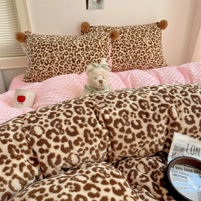 91家纺网 家纺一手货源 找家纺 小叮当家纺仓储工厂店 买家秀 爆款花型2025新款高克重豆豆绒牛奶绒四件套泡芙感床盖套件直播热款 甜酷豹纹