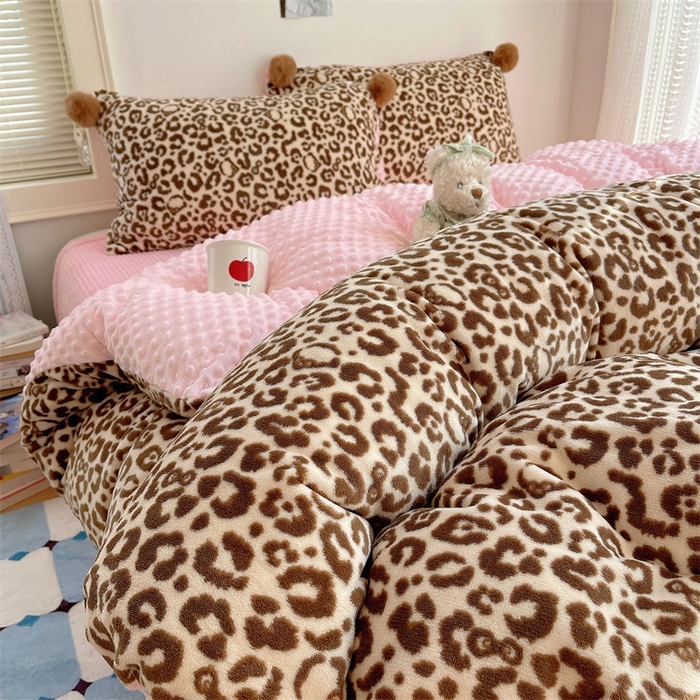 91家纺网 家纺一手货源 找家纺 小叮当家纺仓储工厂店 买家秀 爆款花型2025新款高克重豆豆绒牛奶绒四件套泡芙感床盖套件直播热款 甜酷豹纹