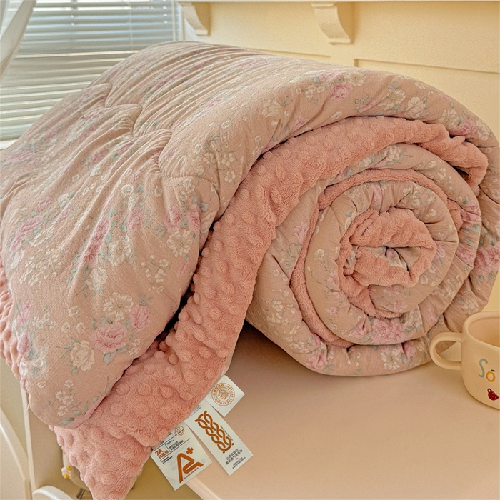 91家纺网 家纺一手货源 找家纺 小叮当家纺仓储工厂店 买家秀 爆款花型2025新款床盖豆豆被套春秋被套冬被云感超软木棉被子被芯 豆豆被-粉蔷柔梦