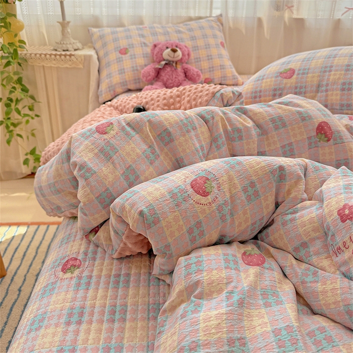 91家纺网 家纺一手货源 找家纺 小叮当家纺仓储工厂店 买家秀 爆款花型2025新款床盖豆豆被套春秋被套冬被云感超软木棉被子被芯 豆豆被-彩格草莓