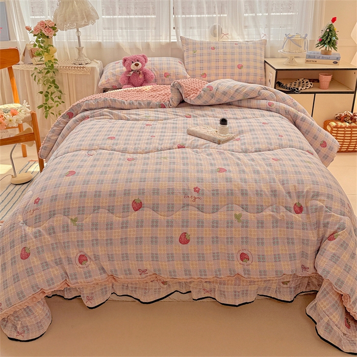 91家纺网 家纺一手货源 找家纺 小叮当家纺仓储工厂店 买家秀 爆款花型2025新款床盖豆豆被套春秋被套冬被云感超软木棉被子被芯 豆豆被-彩格草莓