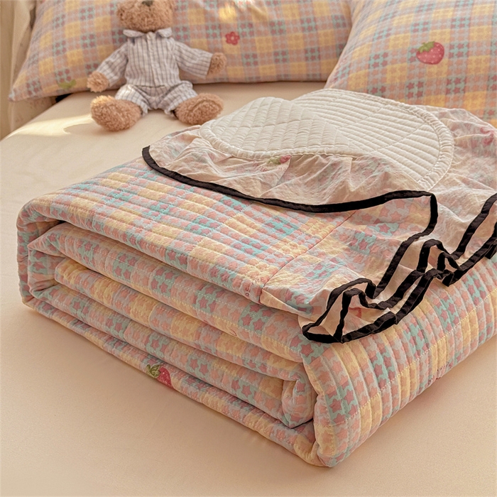 91家纺网 家纺一手货源 找家纺 小叮当家纺仓储工厂店 买家秀 爆款花型2025新款床盖豆豆被套春秋被套冬被云感超软木棉被子被芯 豆豆被-彩格草莓