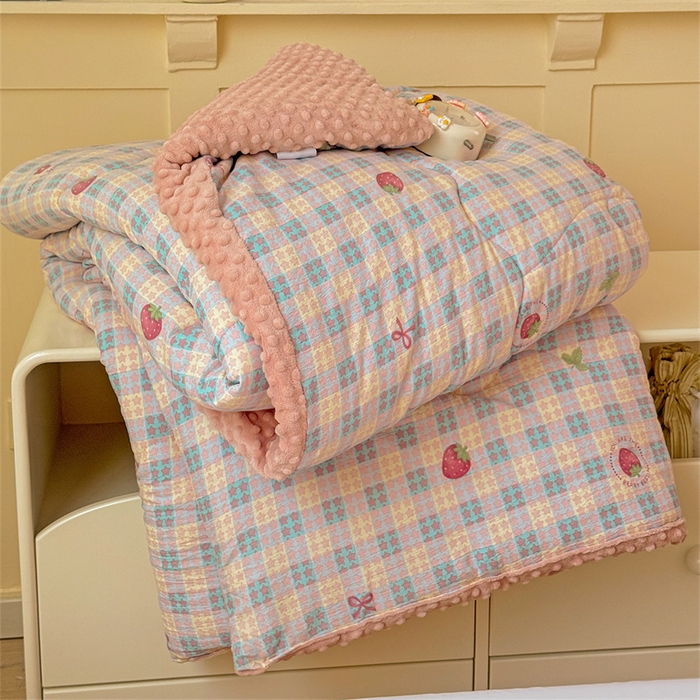 91家纺网 家纺一手货源 找家纺 小叮当家纺仓储工厂店 买家秀 爆款花型2025新款床盖豆豆被套春秋被套冬被云感超软木棉被子被芯 豆豆被-彩格草莓