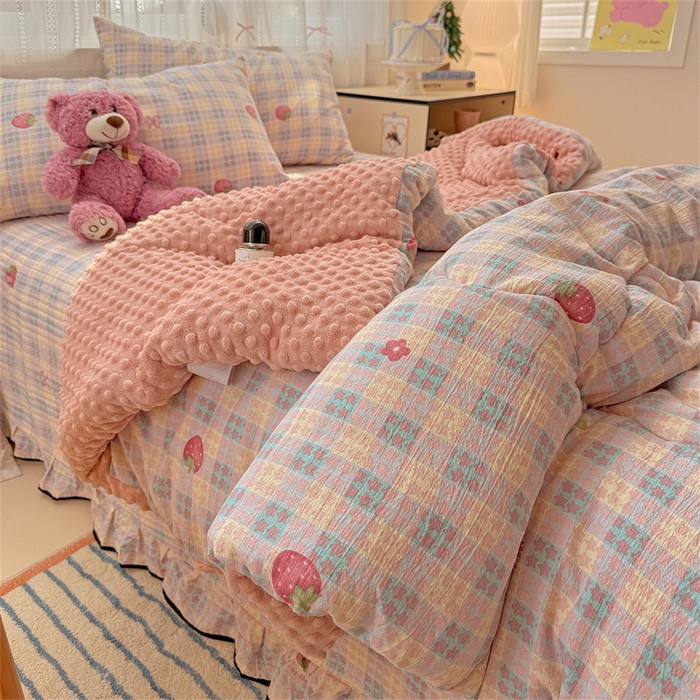 91家纺网 家纺一手货源 找家纺 小叮当家纺仓储工厂店 买家秀 爆款花型2025新款床盖豆豆被套春秋被套冬被云感超软木棉被子被芯 豆豆被-彩格草莓