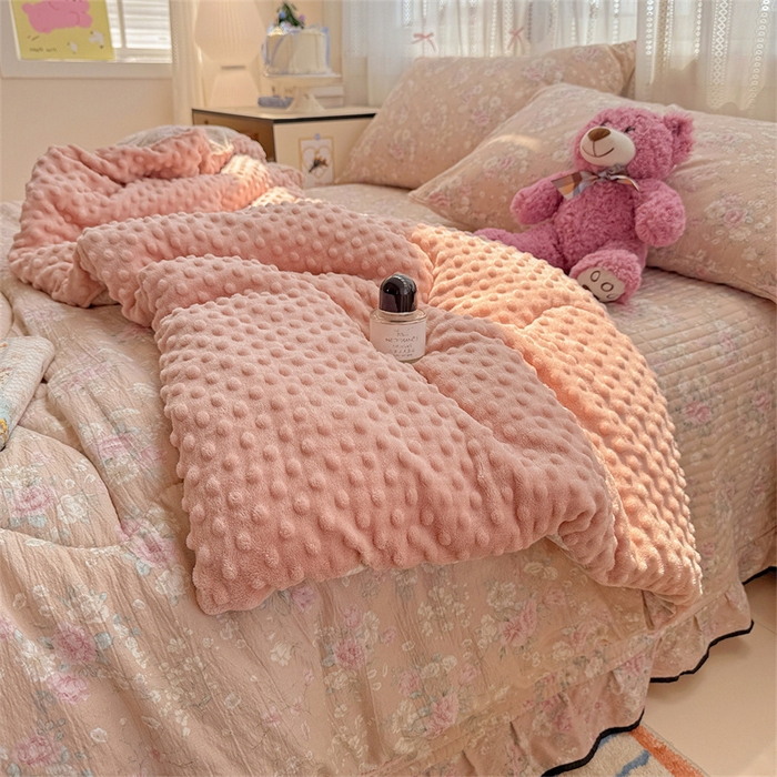 91家纺网 家纺一手货源 找家纺 小叮当家纺仓储工厂店 买家秀 爆款花型2025新款床盖豆豆被套春秋被套冬被云感超软木棉被子被芯 豆豆被-粉蔷柔梦