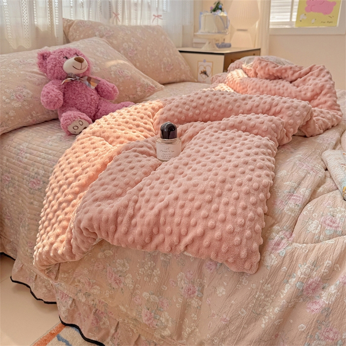 91家纺网 家纺一手货源 找家纺 小叮当家纺仓储工厂店 买家秀 爆款花型2025新款床盖豆豆被套春秋被套冬被云感超软木棉被子被芯 豆豆被-粉蔷柔梦