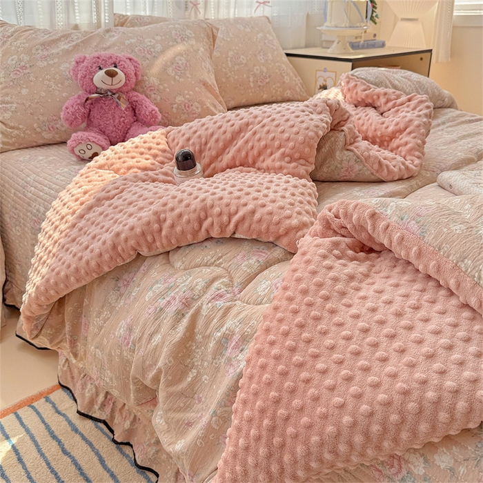 91家纺网 家纺一手货源 找家纺 小叮当家纺仓储工厂店 买家秀 爆款花型2025新款床盖豆豆被套春秋被套冬被云感超软木棉被子被芯 豆豆被-粉蔷柔梦