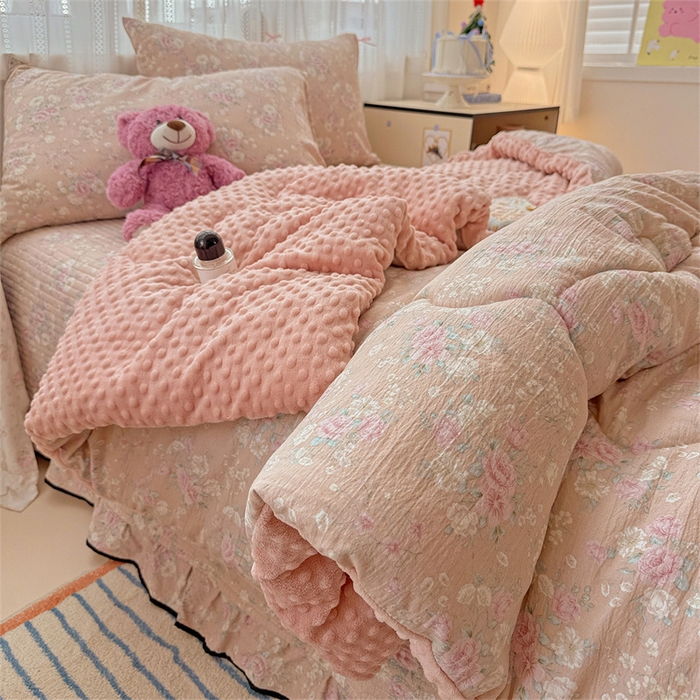 91家纺网 家纺一手货源 找家纺 小叮当家纺仓储工厂店 买家秀 爆款花型2025新款床盖豆豆被套春秋被套冬被云感超软木棉被子被芯 豆豆被-粉蔷柔梦