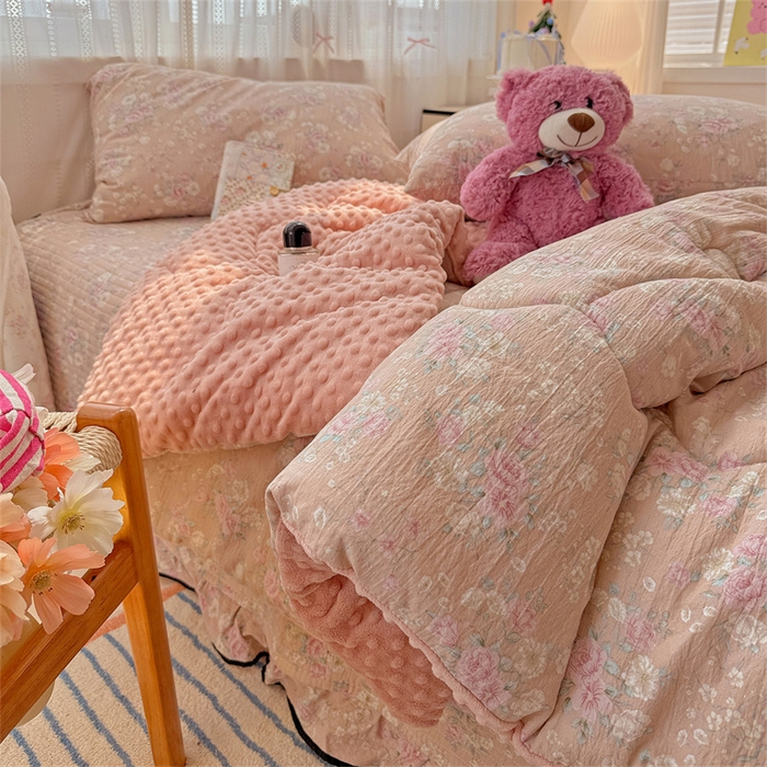 91家纺网 家纺一手货源 找家纺 小叮当家纺仓储工厂店 买家秀 爆款花型2025新款床盖豆豆被套春秋被套冬被云感超软木棉被子被芯 豆豆被-粉蔷柔梦