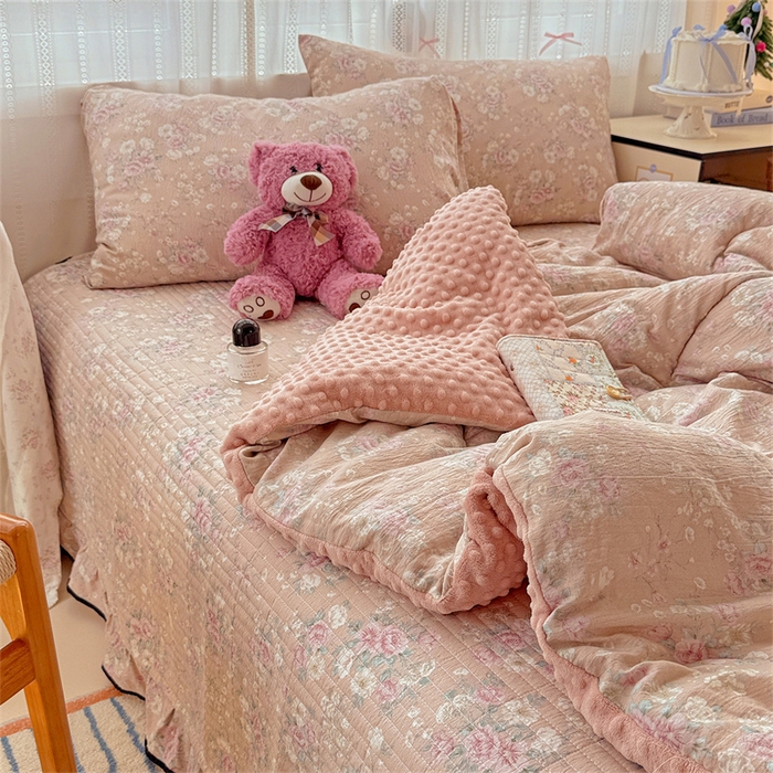 91家纺网 家纺一手货源 找家纺 小叮当家纺仓储工厂店 买家秀 爆款花型2025新款床盖豆豆被套春秋被套冬被云感超软木棉被子被芯 豆豆被-粉蔷柔梦