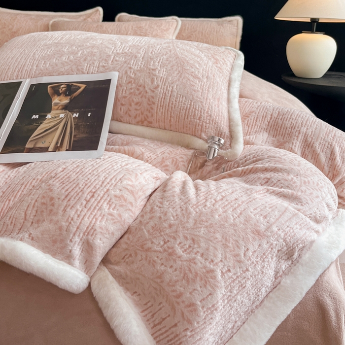 91家纺网 家纺一手货源 找家纺 （总）极简 2025新款立体雕花牛奶绒四件套系列