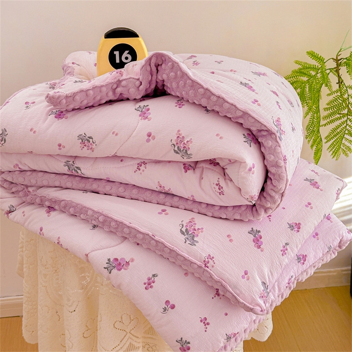 91家纺网 家纺一手货源 找家纺 小叮当家纺仓储工厂店 买家秀 爆款花型2025新款床盖豆豆被套春秋被套冬被云感超软木棉被子被芯 豆豆被-幻紫花语
