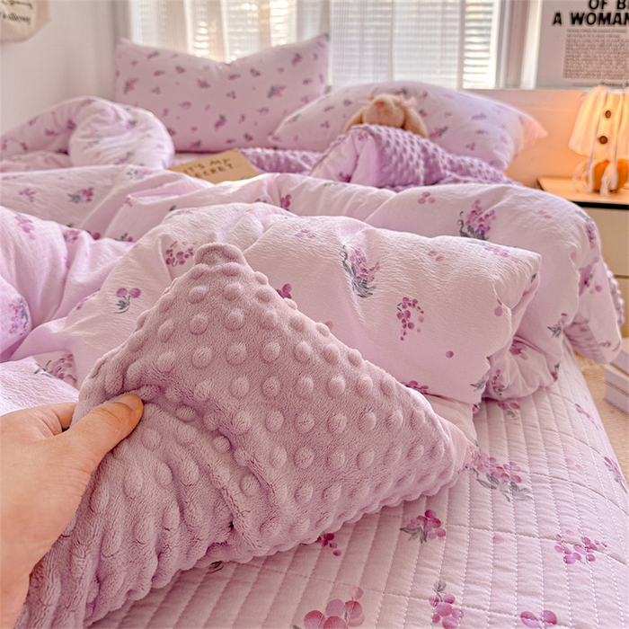 91家纺网 家纺一手货源 找家纺 小叮当家纺仓储工厂店 买家秀 爆款花型2025新款床盖豆豆被套春秋被套冬被云感超软木棉被子被芯 豆豆被-幻紫花语