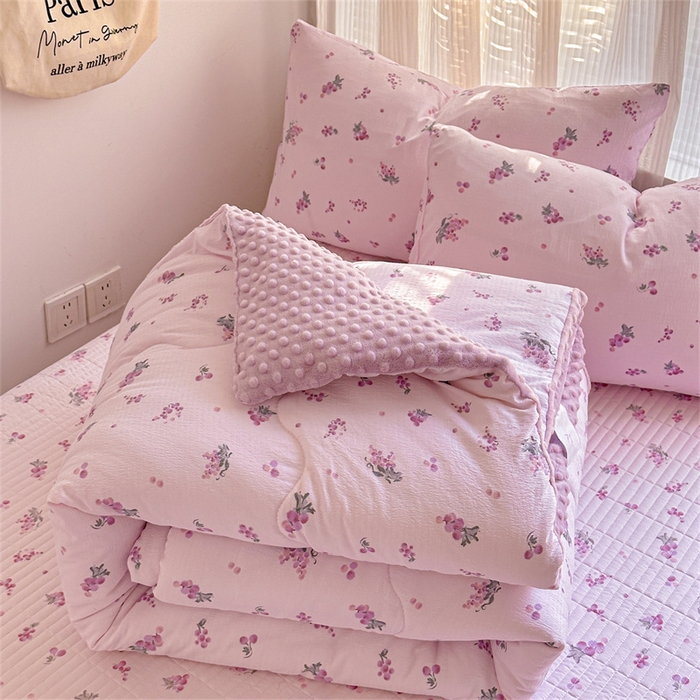 91家纺网 家纺一手货源 找家纺 小叮当家纺仓储工厂店 买家秀 爆款花型2025新款床盖豆豆被套春秋被套冬被云感超软木棉被子被芯 豆豆被-幻紫花语