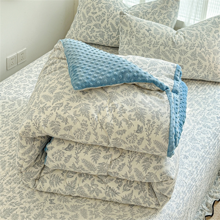 91家纺网 家纺一手货源 找家纺 小叮当家纺仓储工厂店 买家秀 爆款花型2025新款床盖豆豆被套春秋被套冬被云感超软木棉被子被芯 豆豆被-蓝纹夜韵