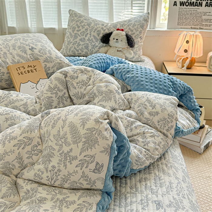 91家纺网 家纺一手货源 找家纺 小叮当家纺仓储工厂店 买家秀 爆款花型2025新款床盖豆豆被套春秋被套冬被云感超软木棉被子被芯 豆豆被-蓝纹夜韵