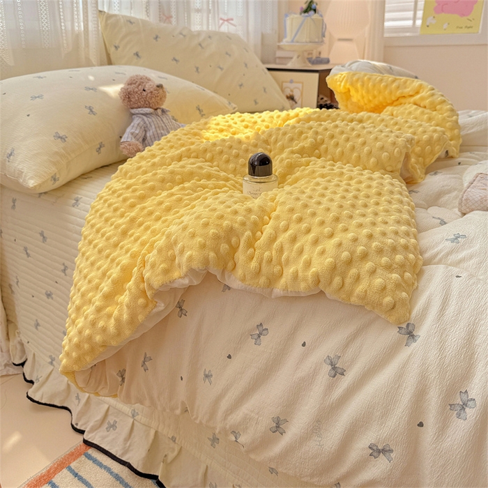 91家纺网 家纺一手货源 找家纺 小叮当家纺仓储工厂店 买家秀 爆款花型2025新款床盖豆豆被套春秋被套冬被云感超软木棉被子被芯 豆豆被-奶黄蝶语