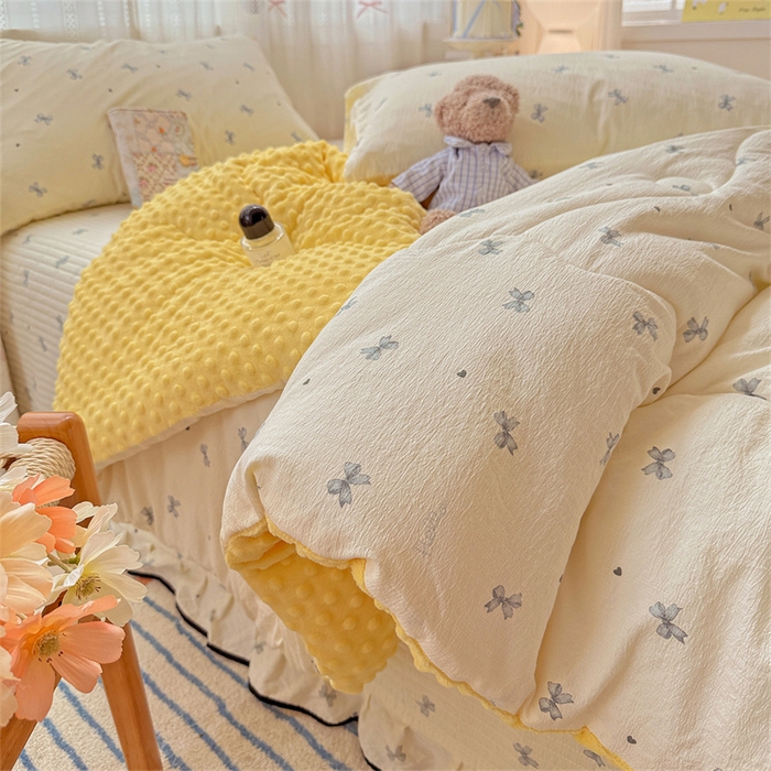 91家纺网 家纺一手货源 找家纺 小叮当家纺仓储工厂店 买家秀 爆款花型2025新款床盖豆豆被套春秋被套冬被云感超软木棉被子被芯 豆豆被-奶黄蝶语