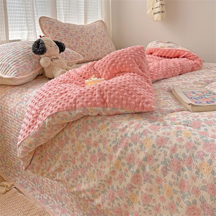 91家纺网 家纺一手货源 找家纺 小叮当家纺仓储工厂店 买家秀 爆款花型2025新款床盖豆豆被套春秋被套冬被云感超软木棉被子被芯 豆豆被-花漾绒语