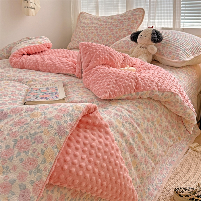 91家纺网 家纺一手货源 找家纺 小叮当家纺仓储工厂店 买家秀 爆款花型2025新款床盖豆豆被套春秋被套冬被云感超软木棉被子被芯 豆豆被-花漾绒语