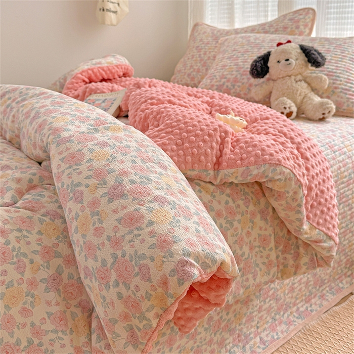 91家纺网 家纺一手货源 找家纺 小叮当家纺仓储工厂店 买家秀 爆款花型2025新款床盖豆豆被套春秋被套冬被云感超软木棉被子被芯 豆豆被-花漾绒语