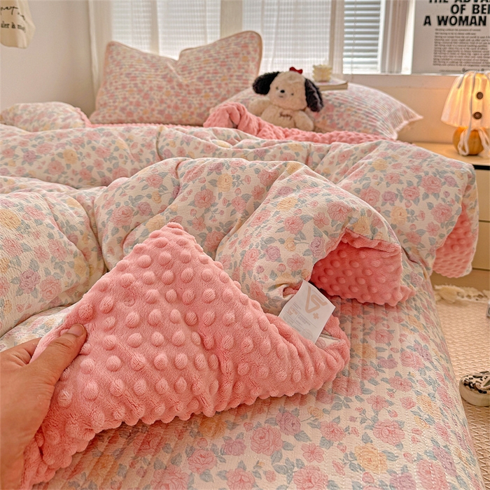 91家纺网 家纺一手货源 找家纺 小叮当家纺仓储工厂店 买家秀 爆款花型2025新款床盖豆豆被套春秋被套冬被云感超软木棉被子被芯 豆豆被-花漾绒语