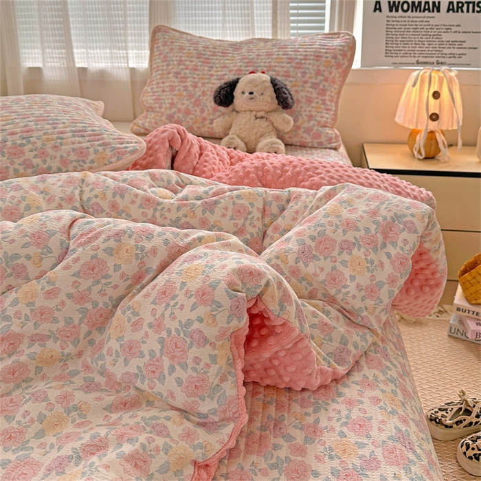 91家纺网 家纺一手货源 找家纺 小叮当家纺仓储工厂店 买家秀 爆款花型2025新款床盖豆豆被套春秋被套冬被云感超软木棉被子被芯 豆豆被-花漾绒语