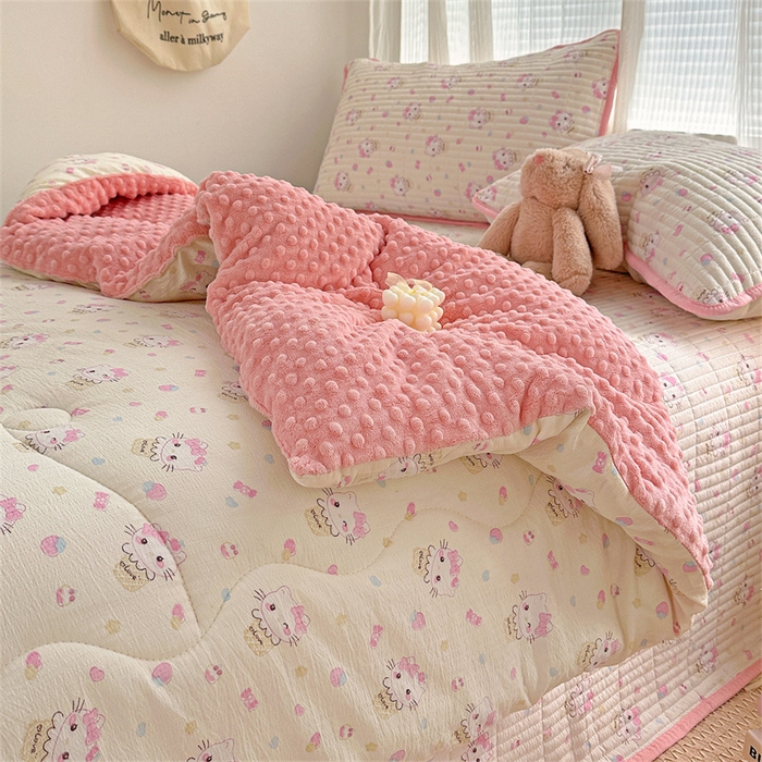 91家纺网 家纺一手货源 找家纺 小叮当家纺仓储工厂店 买家秀 爆款花型2025新款床盖豆豆被套春秋被套冬被云感超软木棉被子被芯 豆豆被-奇梦甜猫