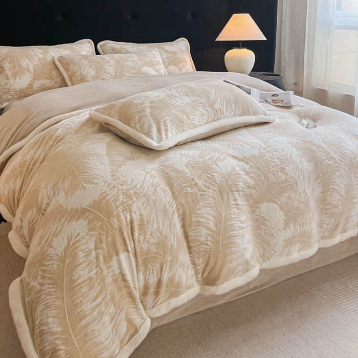 91家纺网 家纺一手货源 找家纺 极简 2025新款立体雕花牛奶绒四件套系列 卡莱-暖棕