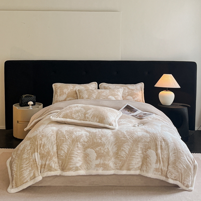 91家纺网 家纺一手货源 找家纺 极简 2025新款立体雕花牛奶绒四件套系列 卡莱-暖棕