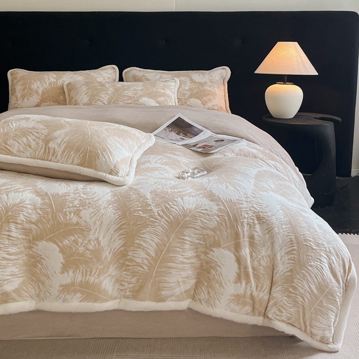 91家纺网 家纺一手货源 找家纺 极简 2025新款立体雕花牛奶绒四件套系列 卡莱-暖棕