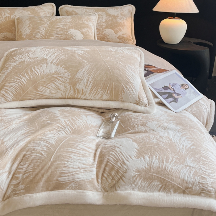 91家纺网 家纺一手货源 找家纺 极简 2025新款立体雕花牛奶绒四件套系列 卡莱-暖棕